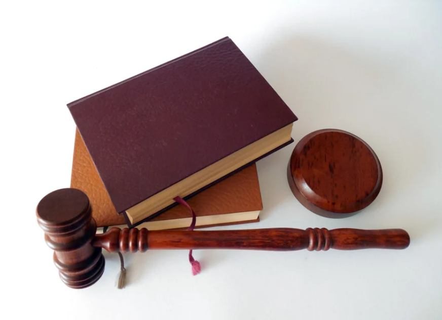 Image of a gavel and law books symbolizing the legal and regulatory framework for vaping in Malaysia.